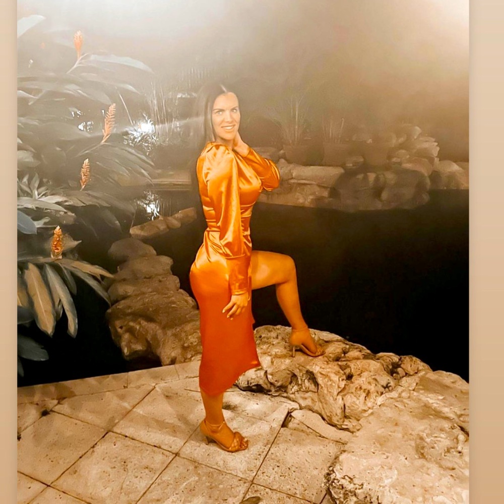 Medium size orange(ish) dress
